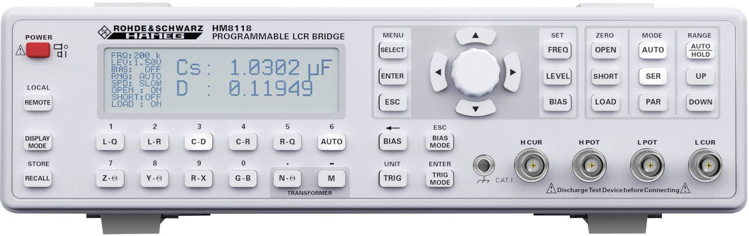 Appareil de mesure avec affichage numérique indiquant 'Cs : 1,0302 µF, D : 0,11949'. Nombreuses touches pour le contrôle et les réglages.