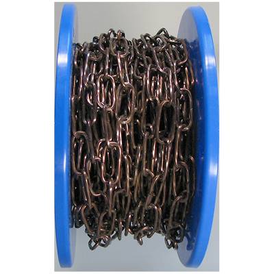 Une chaîne brune en métal est enroulée autour d'une bobine bleue.