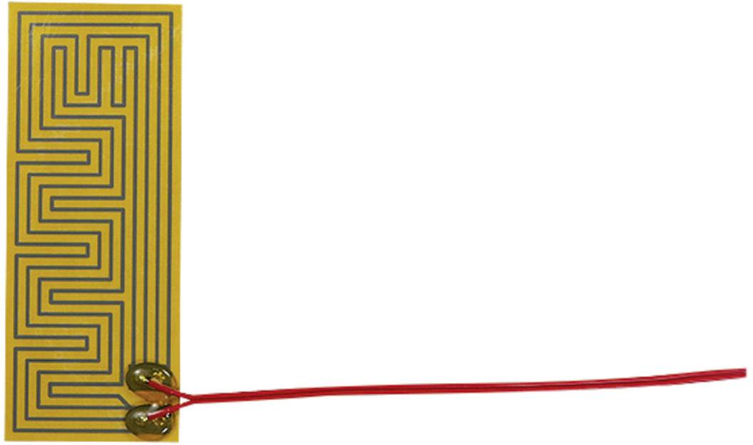 Un capteur rectangulaire avec un motif labyrinthique sur un fond jaune, relié par des fils rouges.