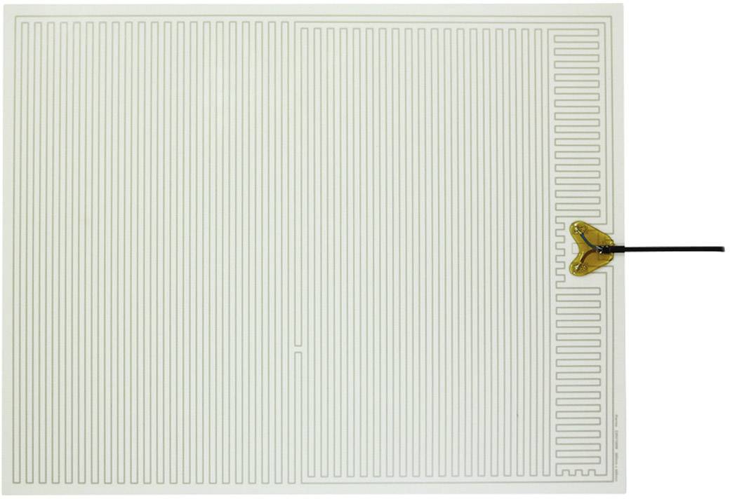 Un composant électronique d'antenne avec un motif complexe de lignes parallèles et un fil noir connecté en haut à droite.