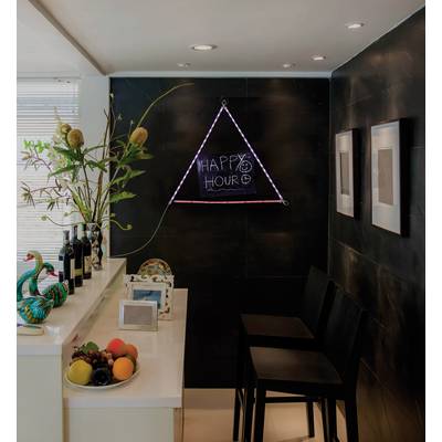 Un petit coin de bar avec deux chaises noires et un comptoir. Un panneau lumineux sur le mur indique 'HAPPY HOUR'.