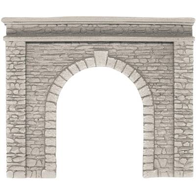 Une porte de pierre avec un arc en briques et un encadrement rectangulaire. Le portail a un aspect rustique et antique.