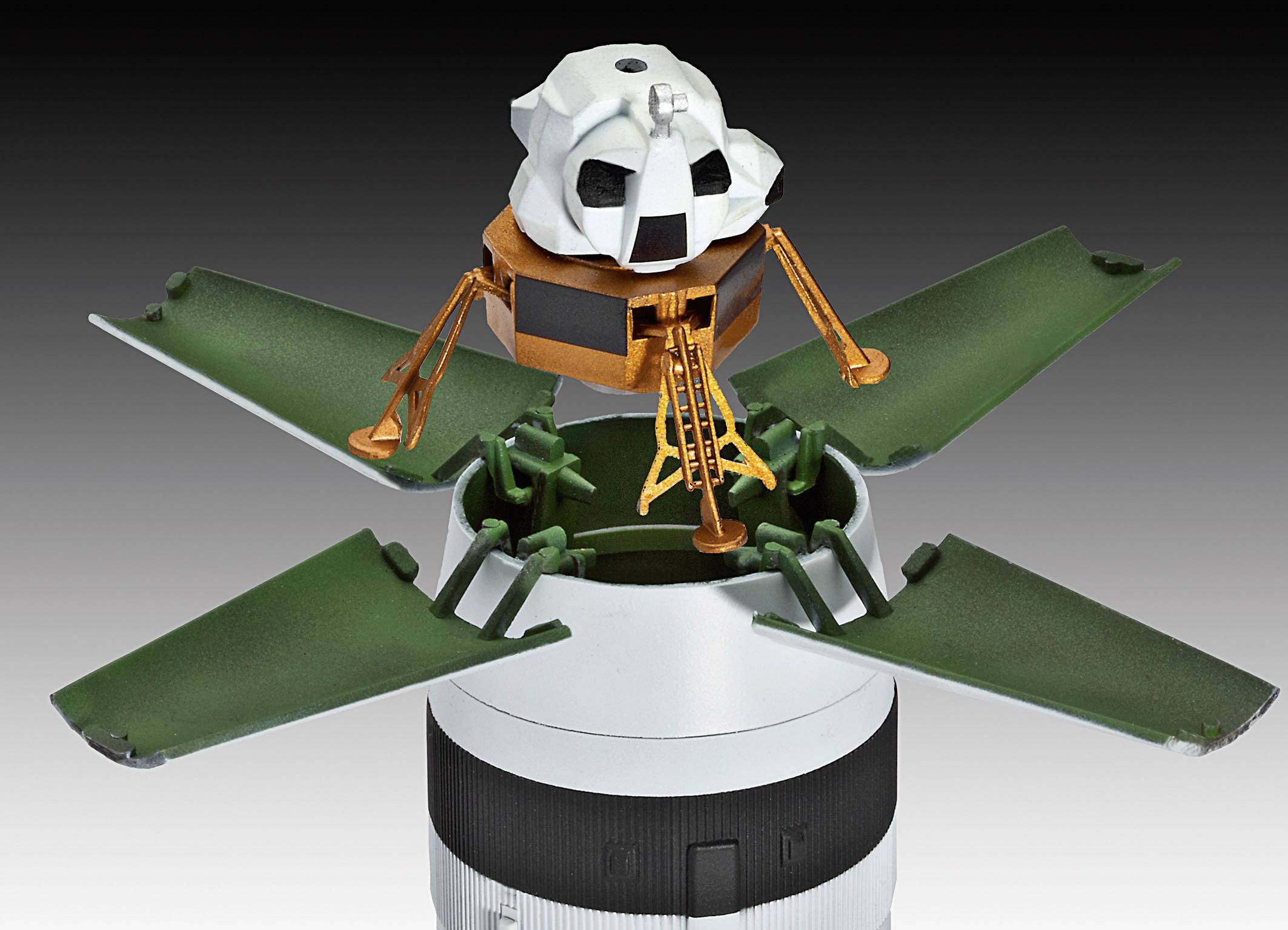 Un modèle miniature d'un module lunaire avec des panneaux solaires verts déployés, posé sur un cylindre vertical, sur un fond neutre.