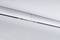 Un long éclairage LED moderne fixé au plafond blanc, probablement destiné à illuminer une pièce.