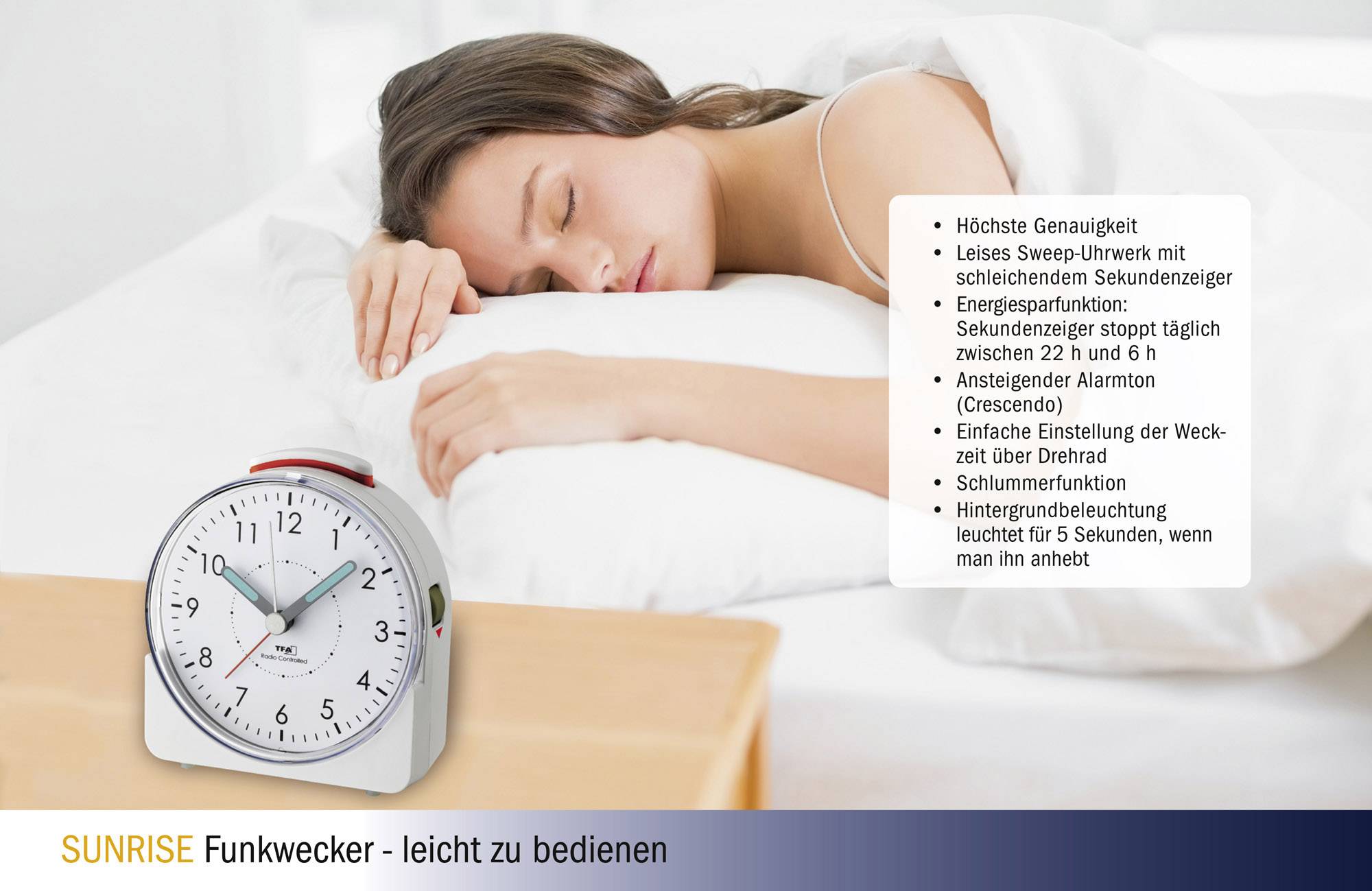 Une femme dort sur un oreiller blanc. À côté d'elle se trouve un réveil radio avec une liste de fonctions et une grande précision.