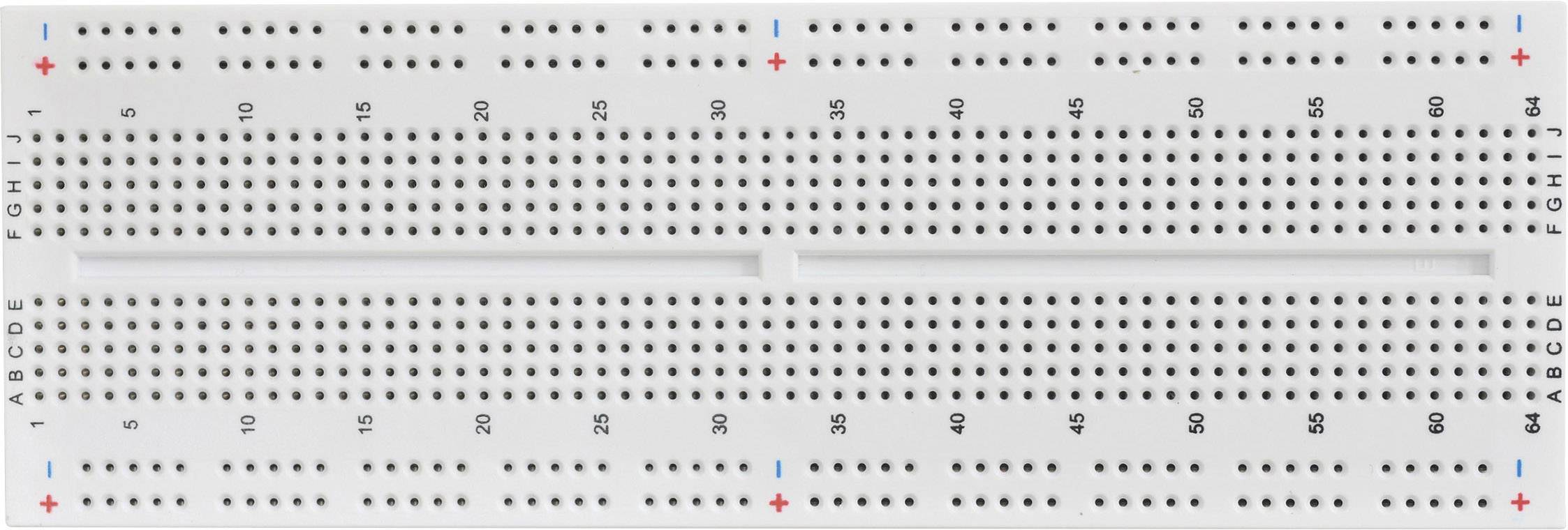 Une plaquette de prototypage blanche avec plusieurs rangées de trous pour composants électroniques, marquée de numéros et de lettres.