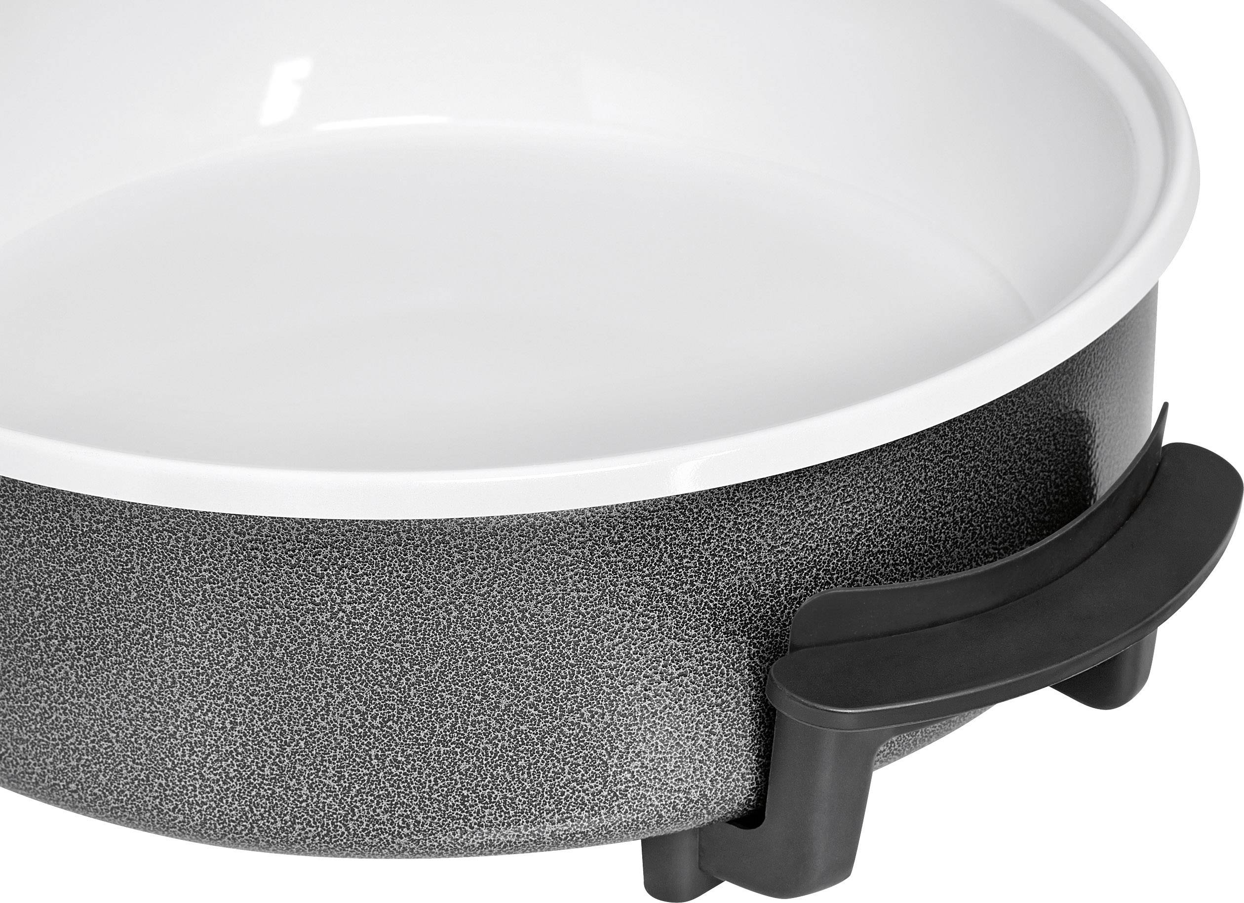 Poêle ronde noire avec intérieur blanc et deux poignées noires, adaptée pour faire sauter ou servir des plats.