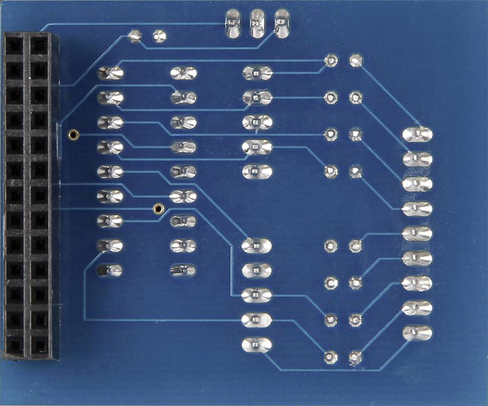 Conception de carte de circuit imprimé bleue avec plusieurs points de soudure métalliques et des barrettes de contacts de connecteurs sur le côté gauche.