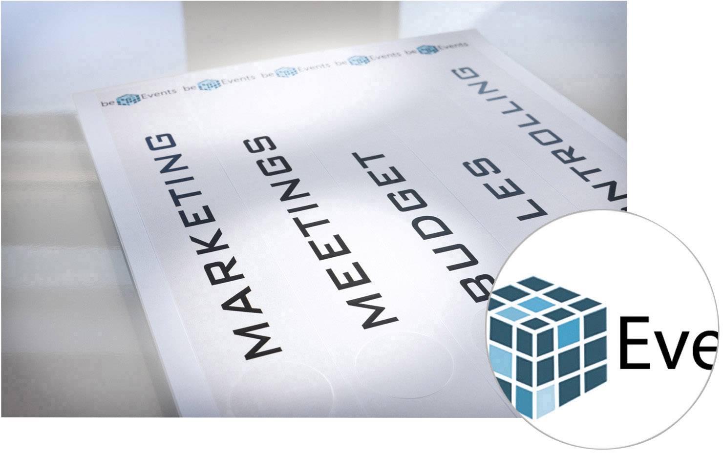 Voici la traduction en français :<br><br>'Marketing', 'Réunions', 'Budget', 'Contrôle' en grande écriture sur un document. Logo avec un dé et 'Eve' visible.