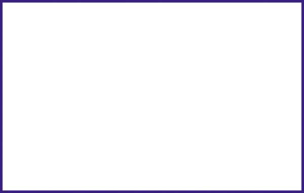 Une tente orange est dressée sur un sommet de montagne, entourée de rochers et de nuages. À l'arrière-plan, on aperçoit des montagnes enneigées.