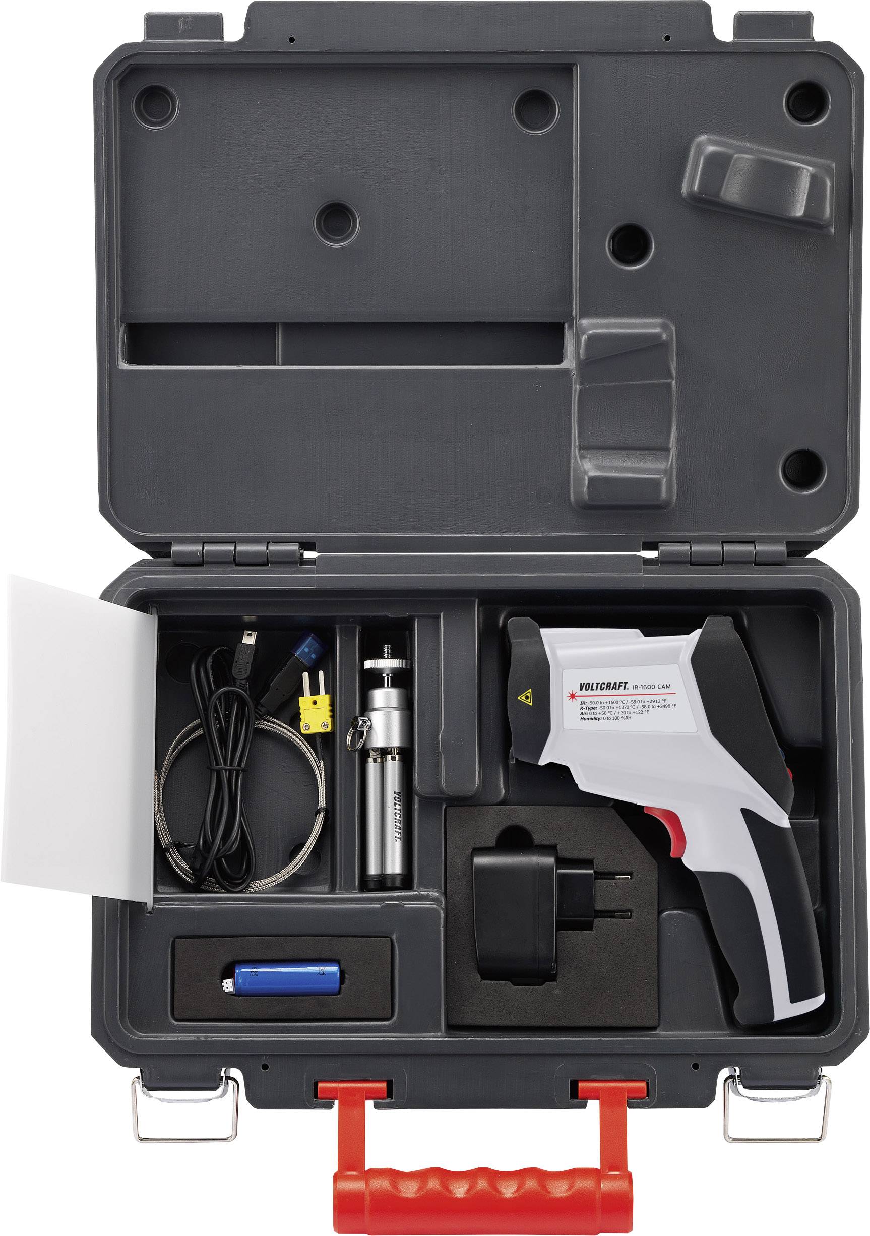 Une valise ouverte contenant un appareil de mesure pratique, un câble de charge, un adaptateur et des accessoires pour des tests électroniques.