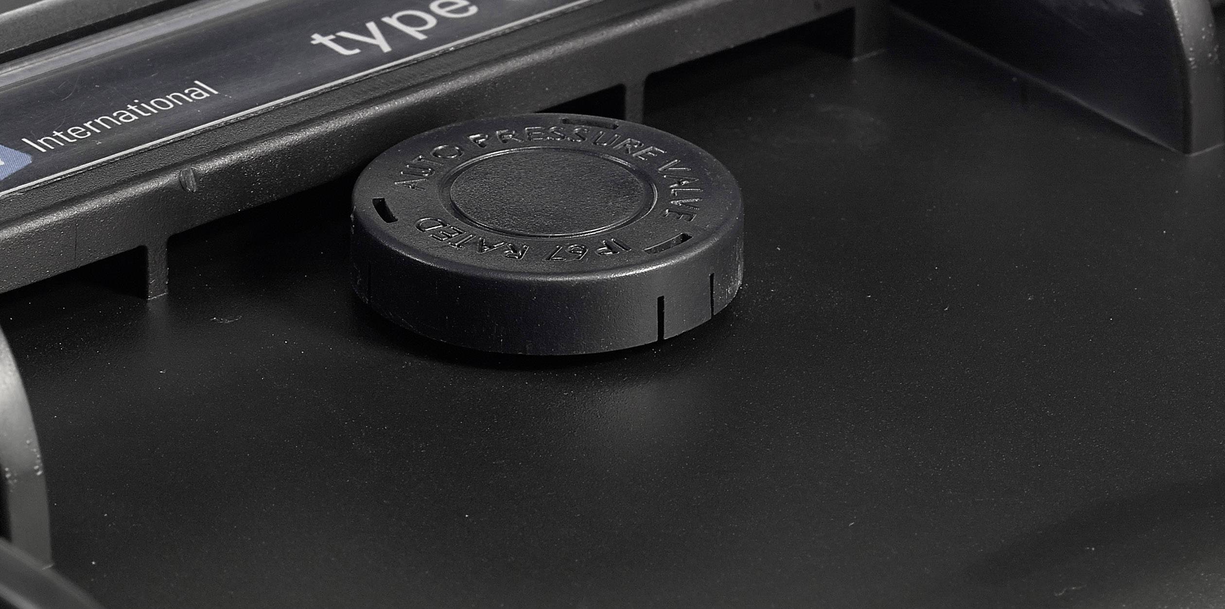 Un couvercle d'aération noir sur un appareil portant l'inscription « Ne pas enlever ».