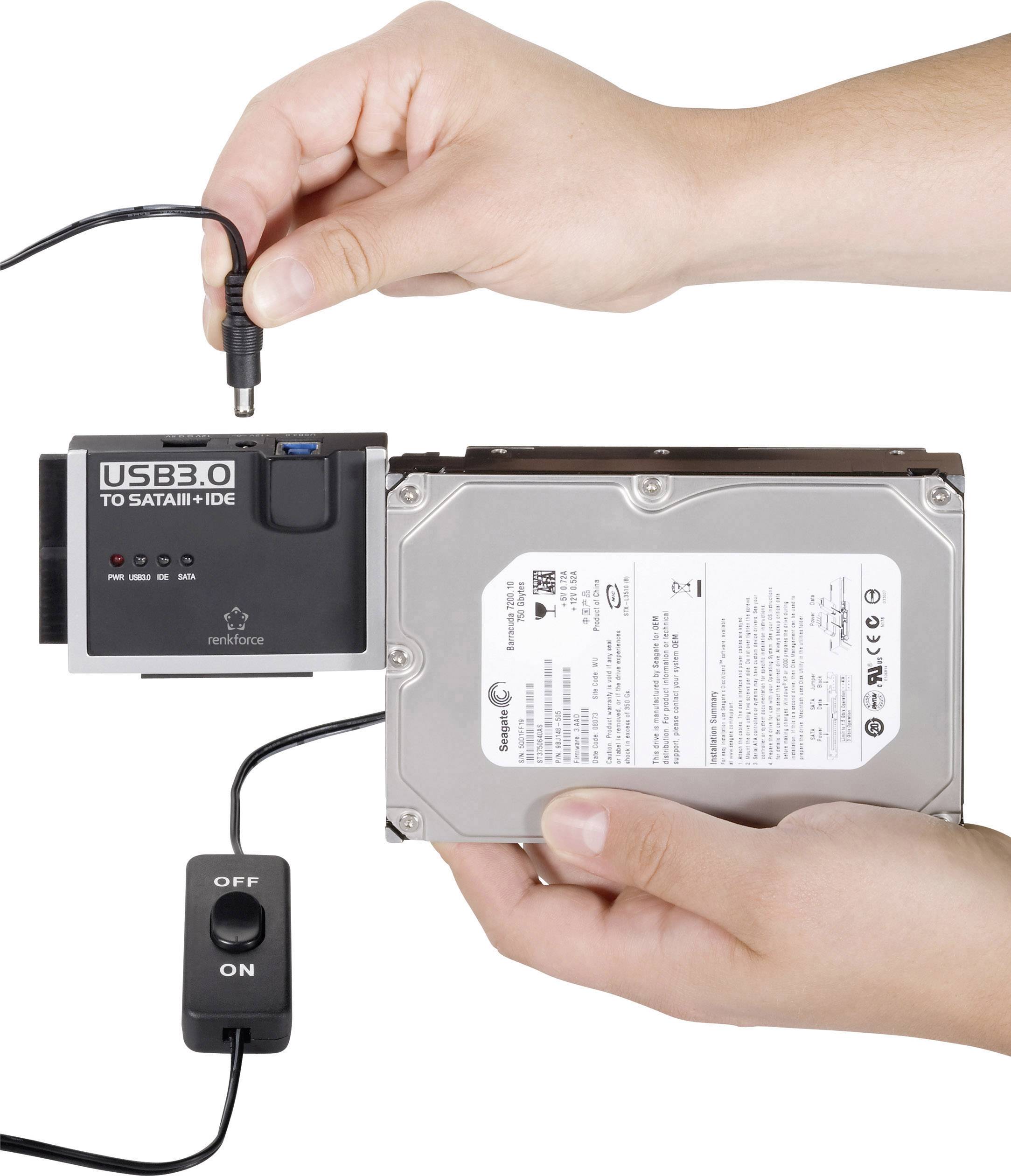 Deux mains connectent une carte adaptateur USB 3.0 vers SATA/IDE externe à un disque dur. L'adaptateur dispose d'un interrupteur marche/arrêt.
