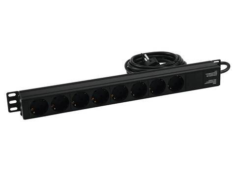 Barrette d'alimentation noire à huit prises avec un long câble, adaptée au montage dans une armoire rack.