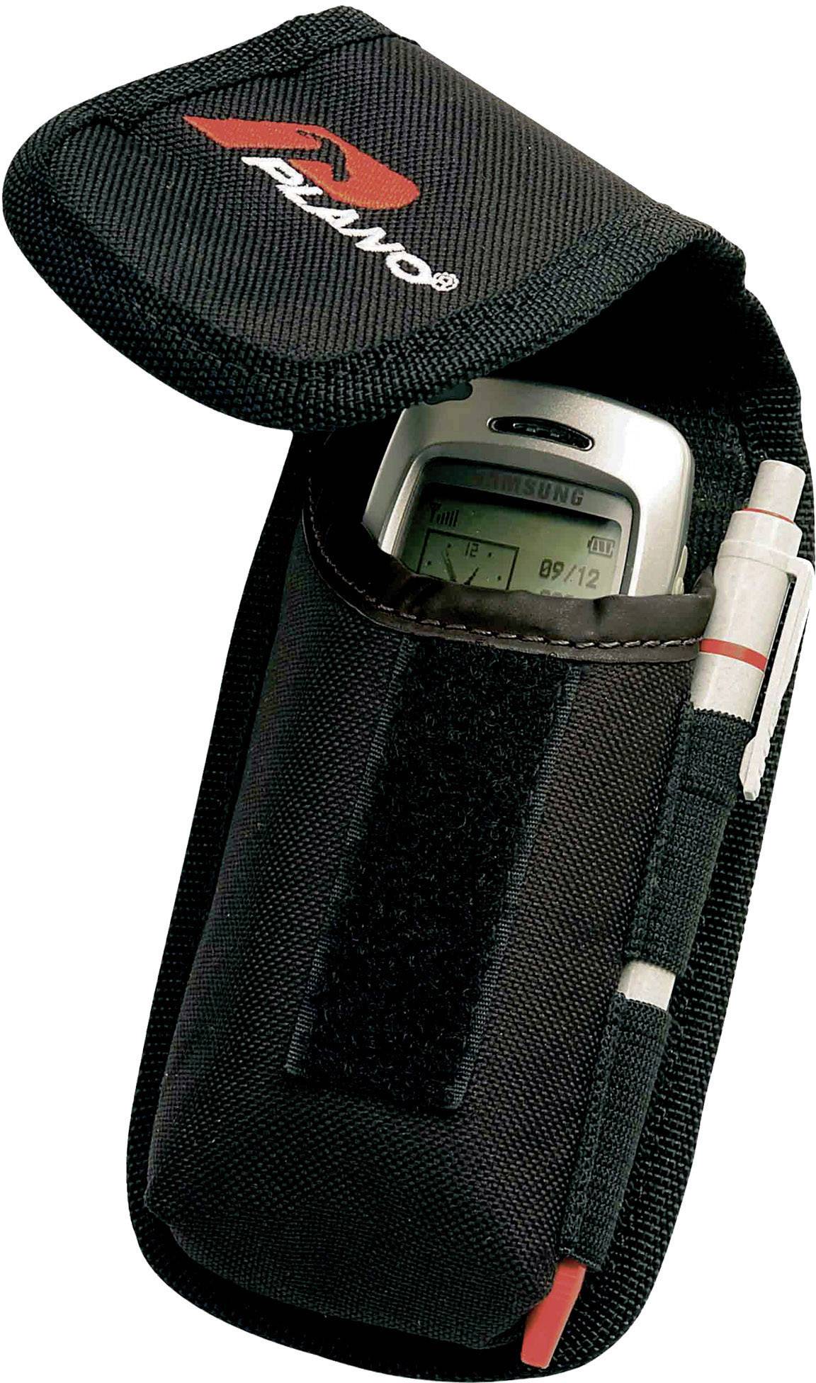 Un téléphone mobile dans un étui noir à fermeture velcro, avec un porte-stylo et une languette portant le logo 'Dymo' sur le rabat.