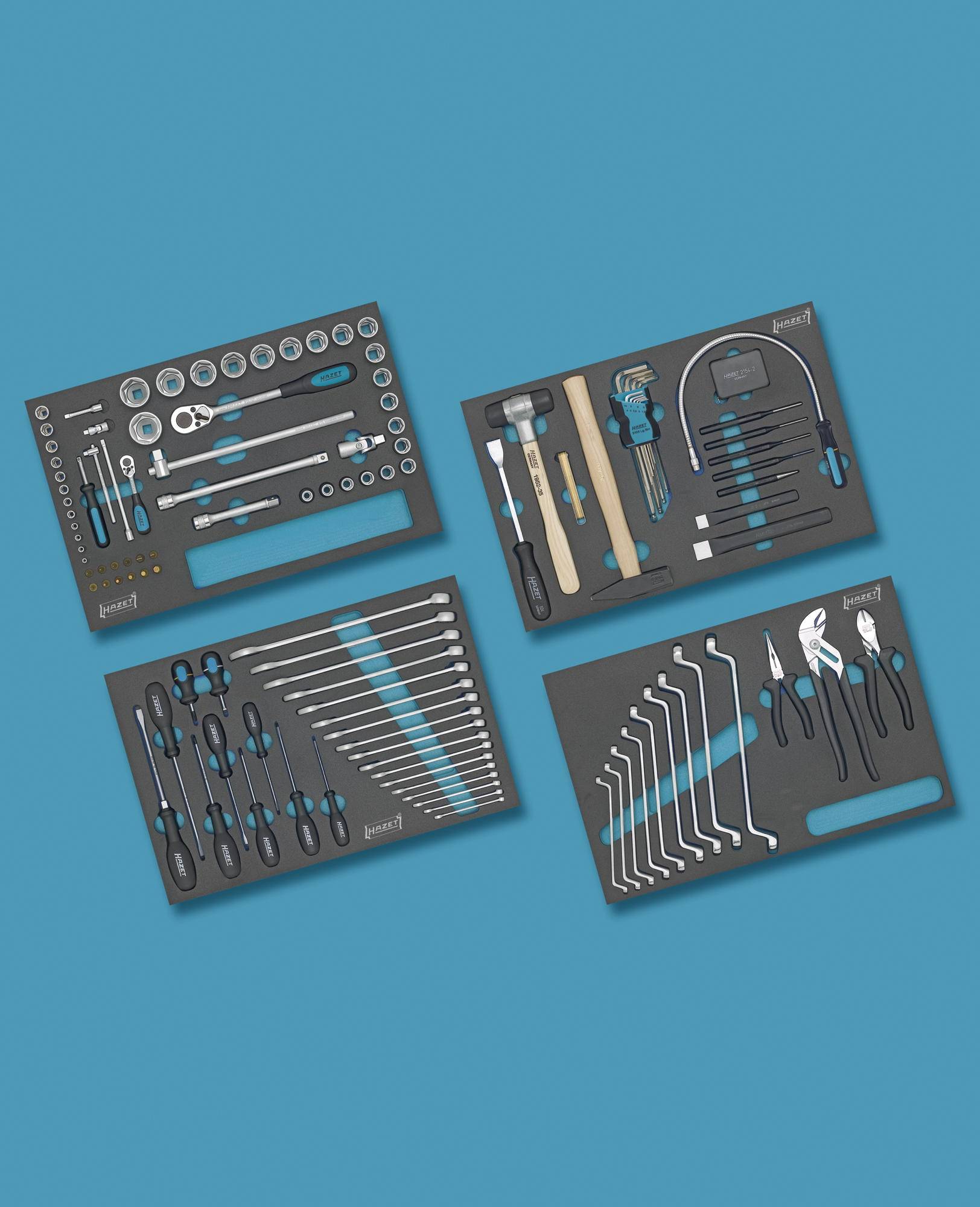 Un arrangement d'outils variés sur des supports bleus, comprenant des clés à molette, des ciseaux, des pinces et un marteau.