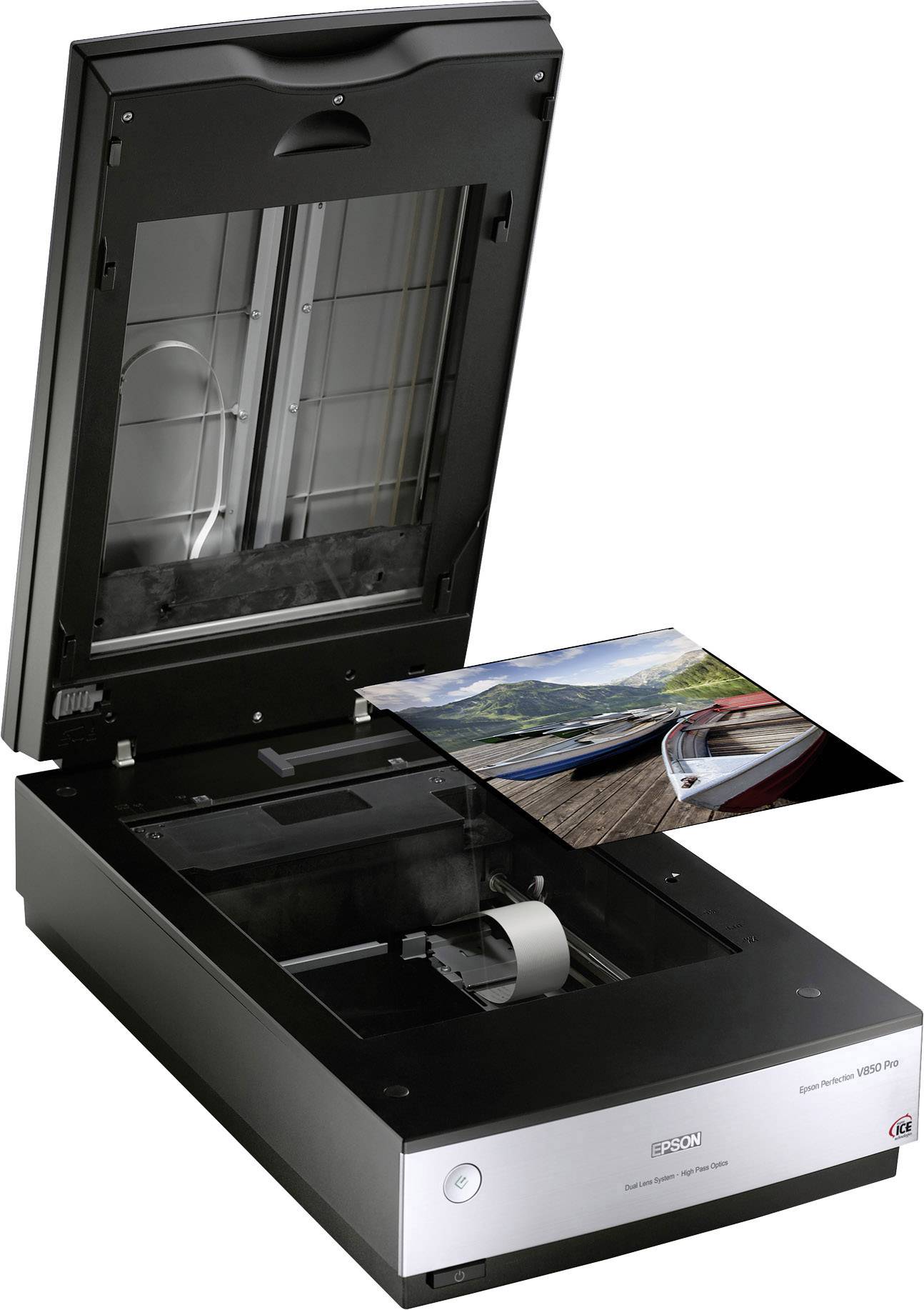 Un scanner à plat ouvert numérise une photo de bateaux sur un lac.