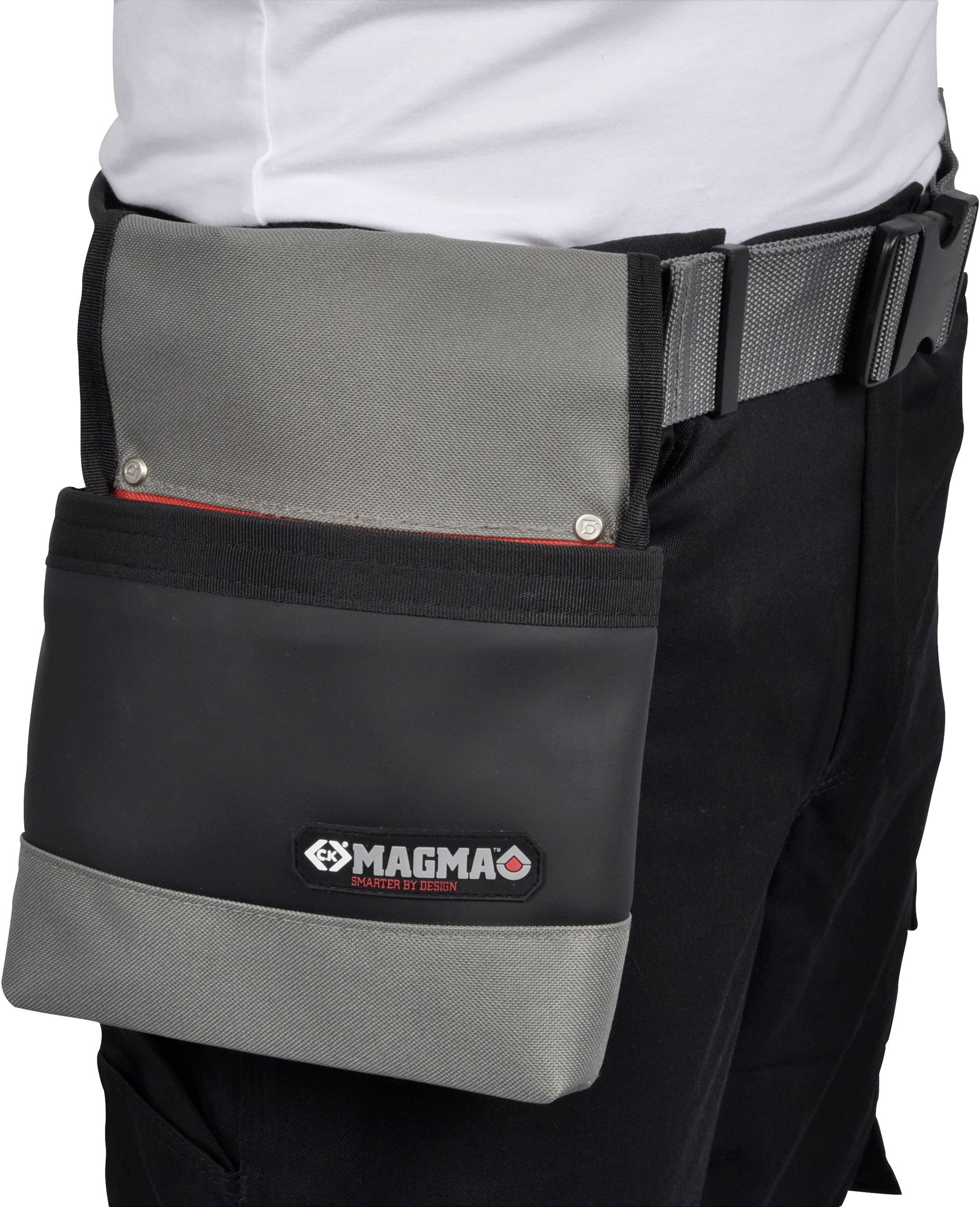 Trousse à outils 'Magna' fixée à une ceinture, portée par une personne. La sacoche est noire et grise et semble robuste.