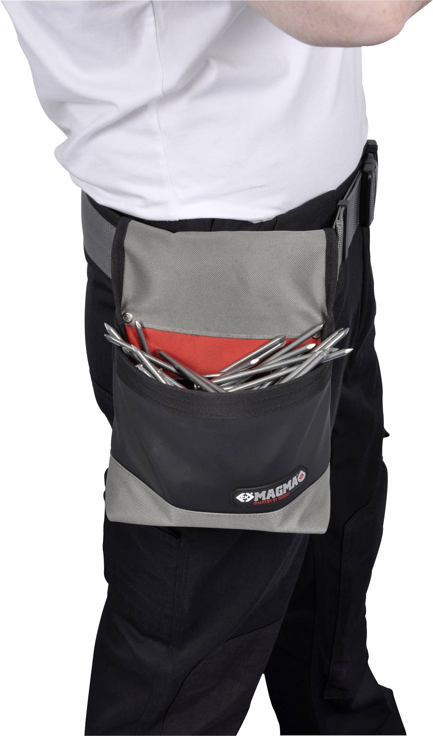Une personne porte un sac à outils gris à la hanche, rempli de tournevis et d'un chiffon rouge.