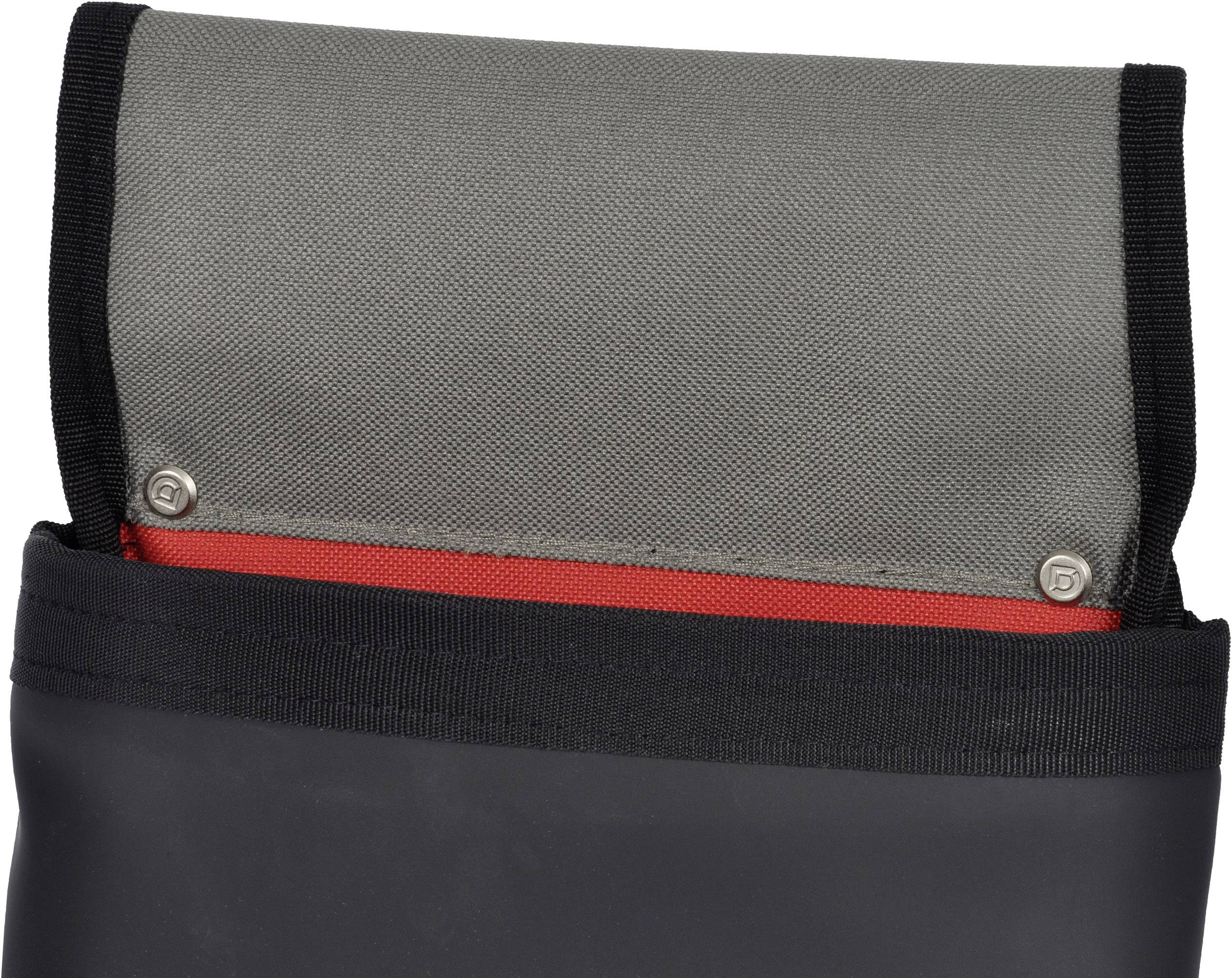 Un étui gris avec un doublure intérieure rouge et deux boutons-pression est ouvert. Il montre le rabat renforcé et le contour noir.