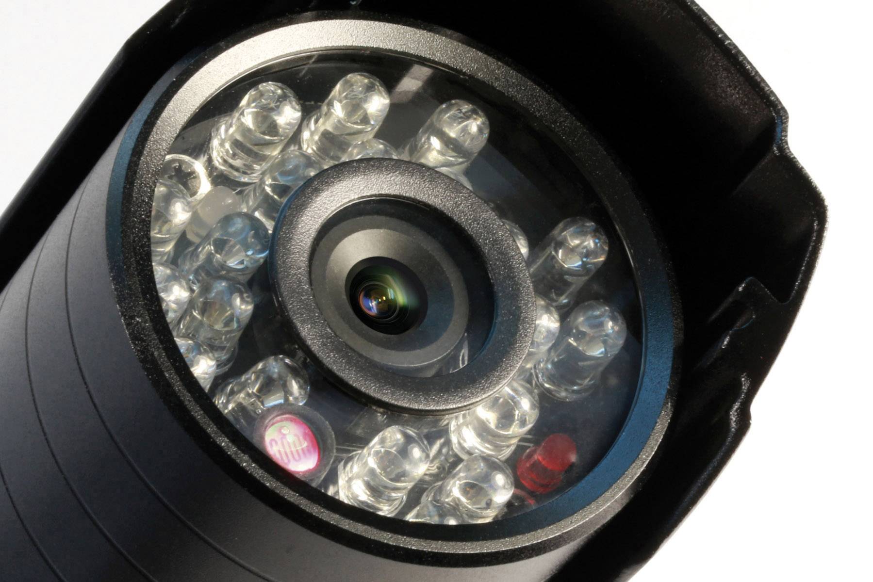 Gros plan sur une caméra de surveillance avec des LED autour de l'objectif, prête pour une prise de vue nocturne.