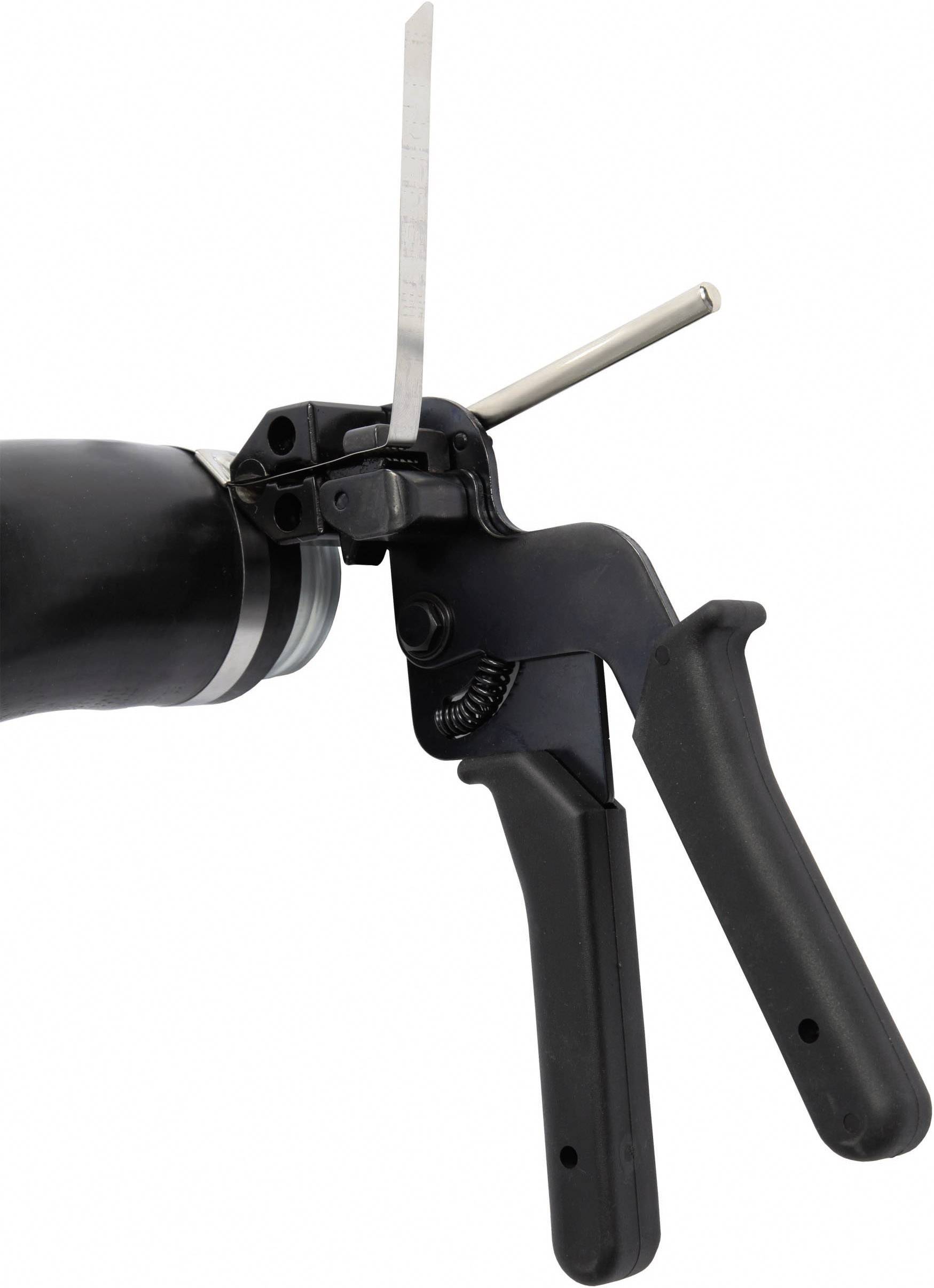 Une pistolet noir pour attaches de câbles avec une poignée et une lame coupe un ruban qui dépasse d'un adaptateur de tube.