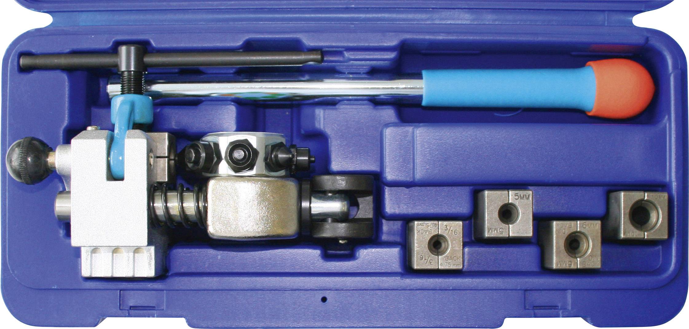 Une trousse à outils comprenant un outil de cintrage de tuyaux, plusieurs têtes interchangeables et une poignée, rangés dans un coffret bleu.