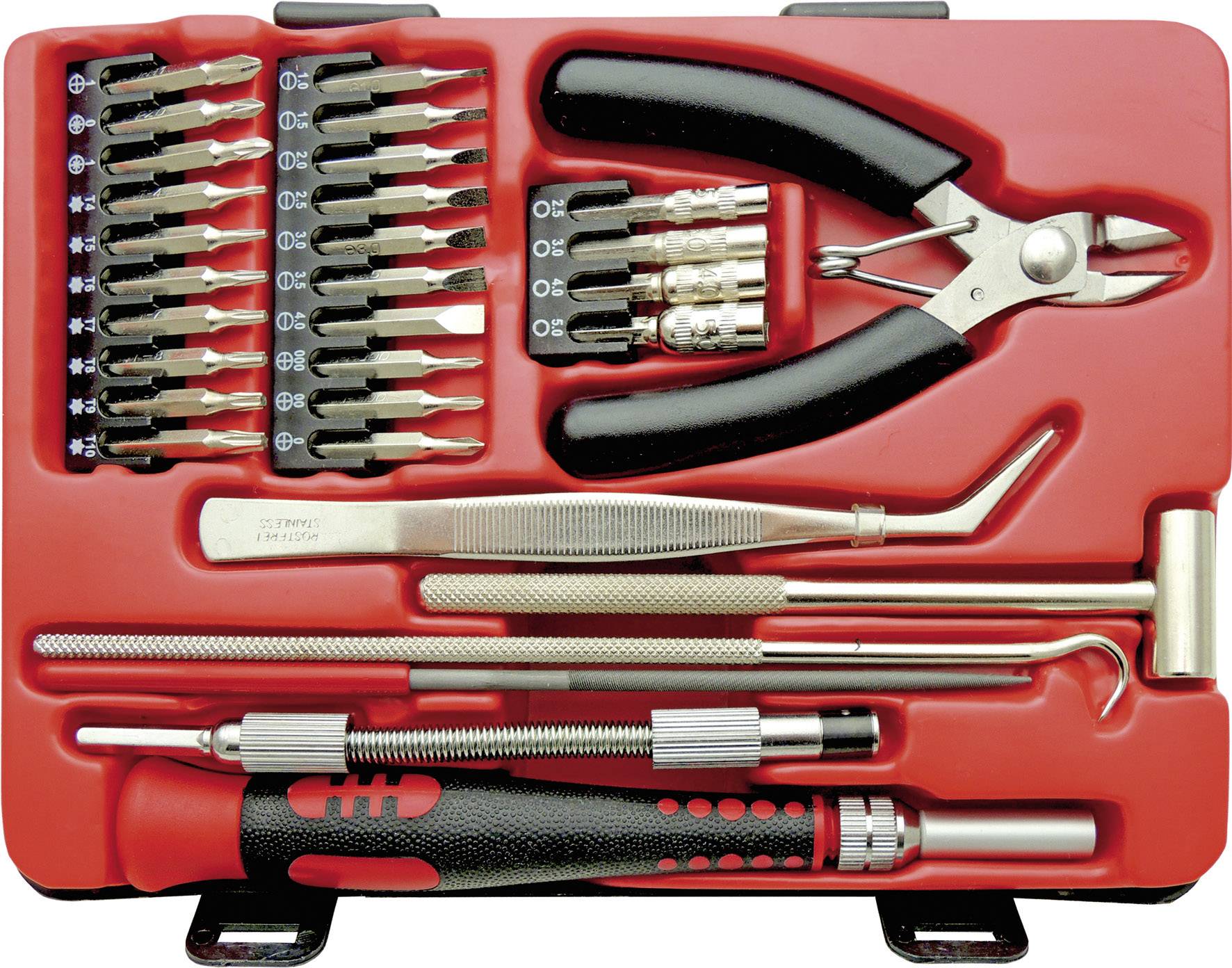 Boîte à outils contenant divers outils de réparation : pince, embouts de tournevis, pince à épiler et manche de tournevis, sur fond rouge.