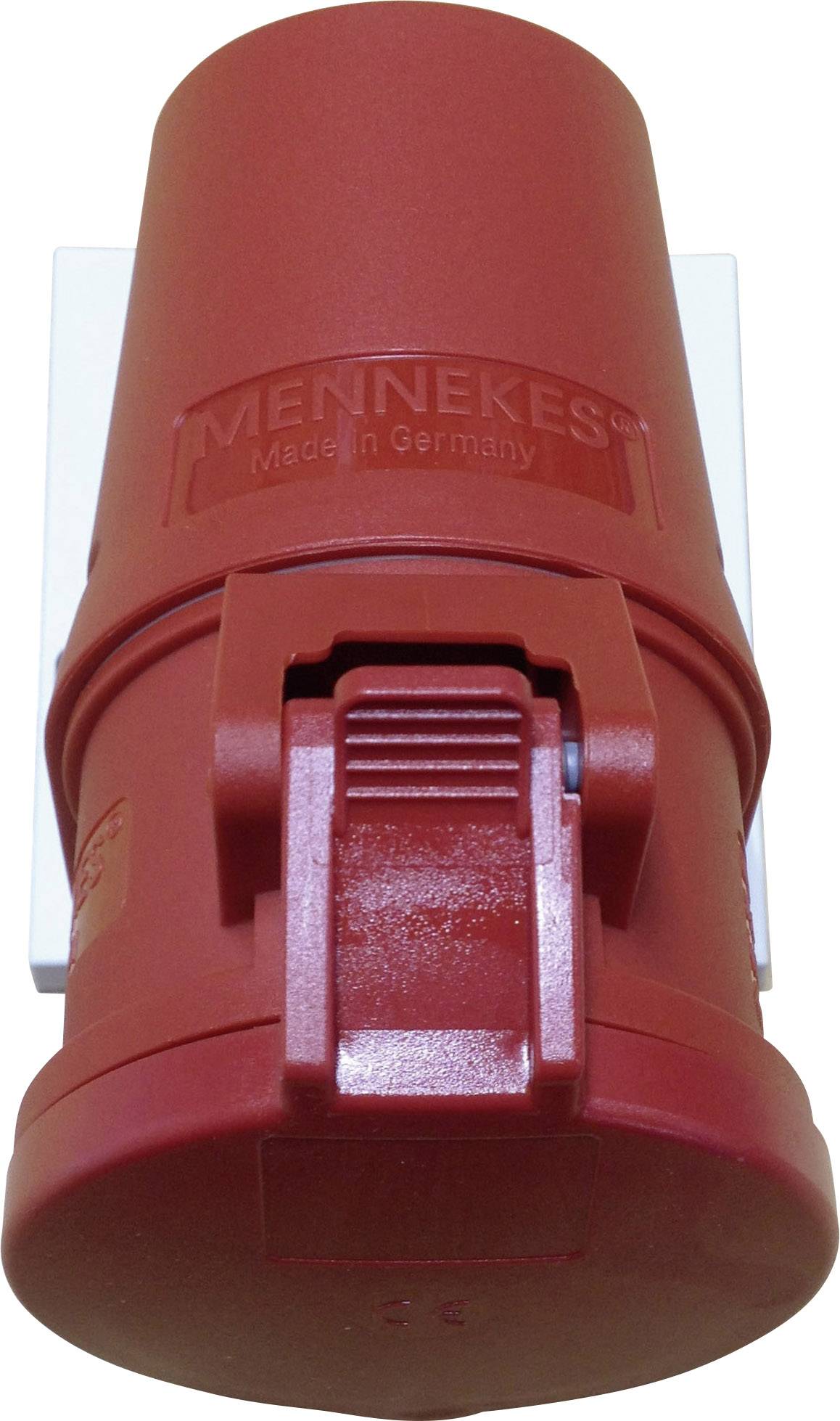 Prise industrielle en rouge, marquée 'MENNEKES Made in Germany', destinée à l'alimentation électrique d'appareils industriels.