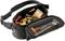 Un sac à outils ouvert, rempli de divers outils manuels et d'un appareil de mesure numérique.