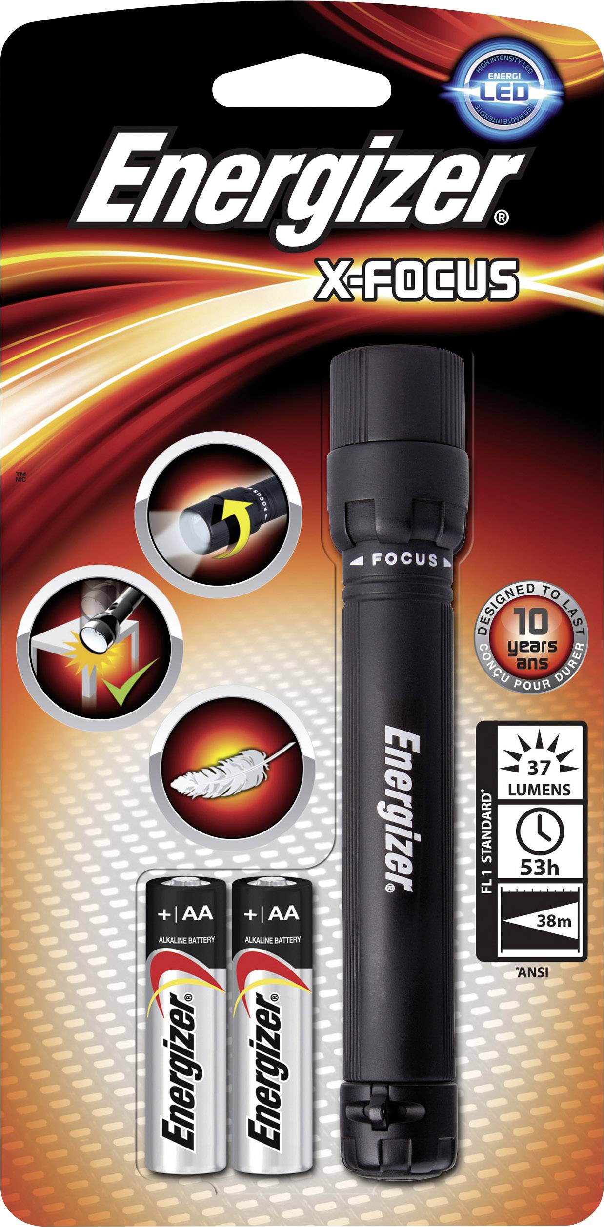 Lampe de poche Energizer X-Focus sur emballage en carton avec 2 piles AA. 37 lumens, autonomie de 53 heures, portée de 38 mètres.