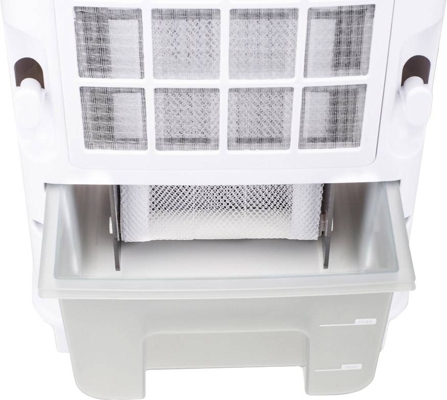 Gros plan sur un déshumidificateur avec un réservoir d'eau amovible et un filtre visible. Le réservoir est à moitié sorti.