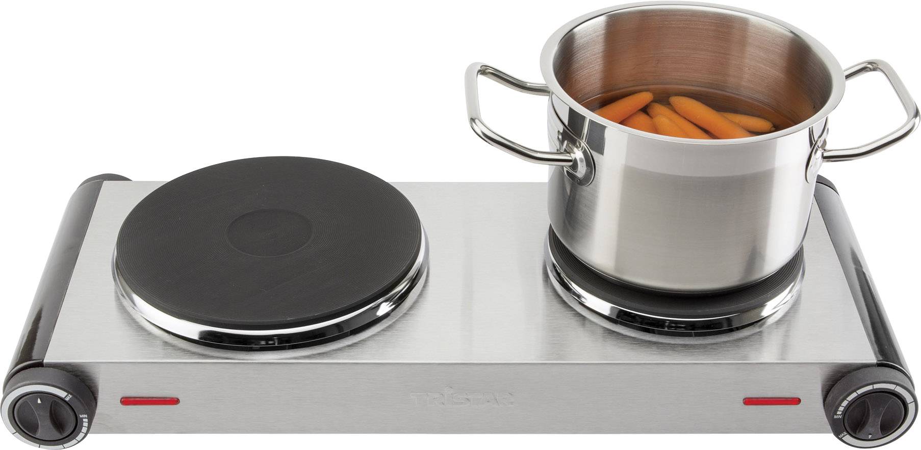 Casserole de carottes sur une plaque de cuisson électrique double, la plaque de droite en marche, celle de gauche éteinte.