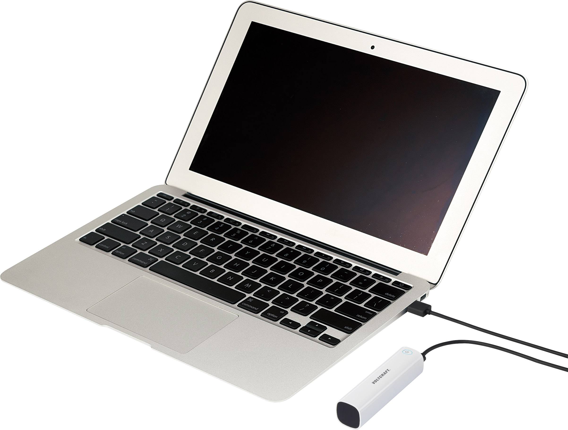 Un ordinateur portable posé sur une table avec une clé USB branchée sur le côté. L'écran est éteint.