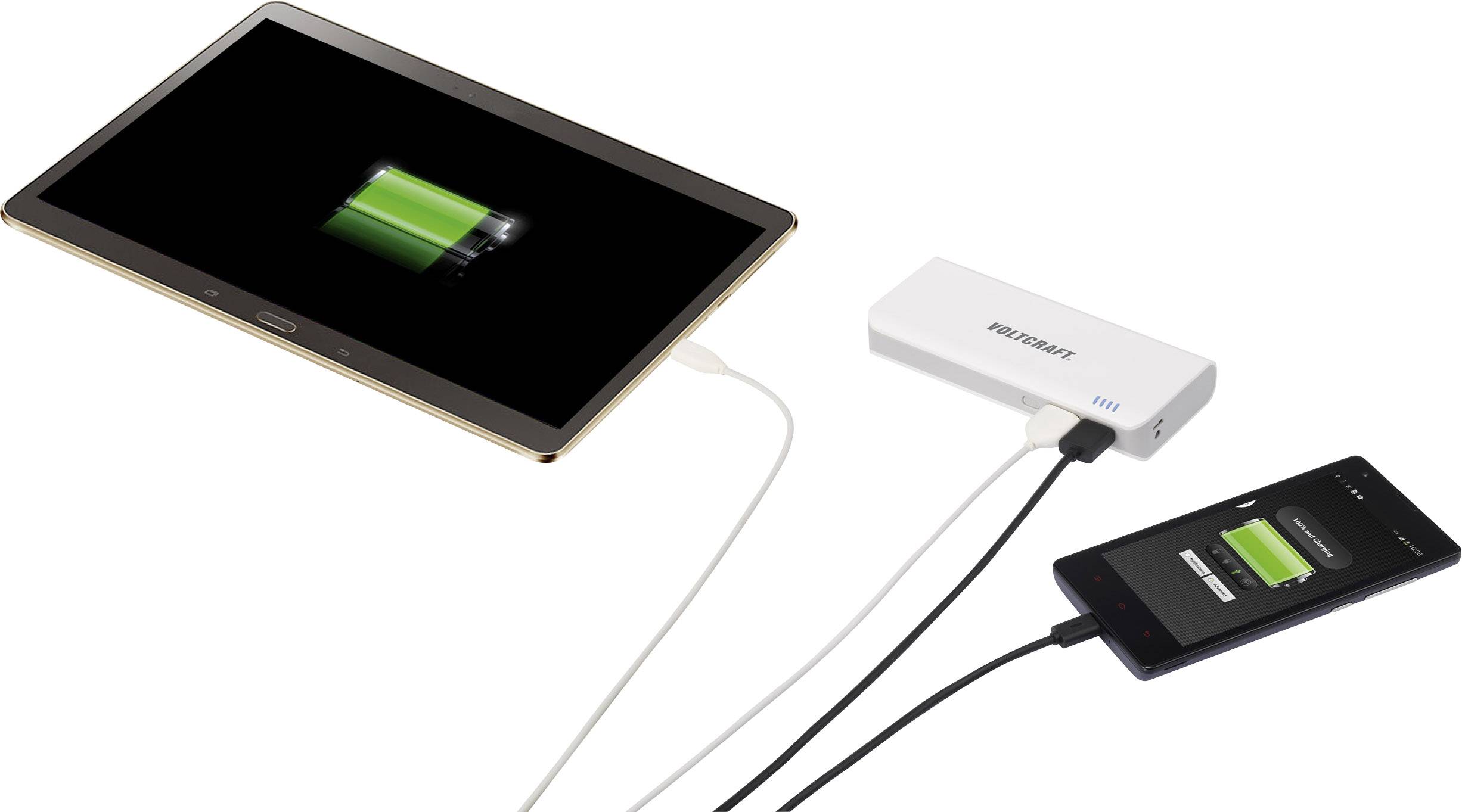 Une tablette et un smartphone sont connectés à une batterie externe par des câbles, tous deux affichant des symboles de batterie avec l'icône de charge.
