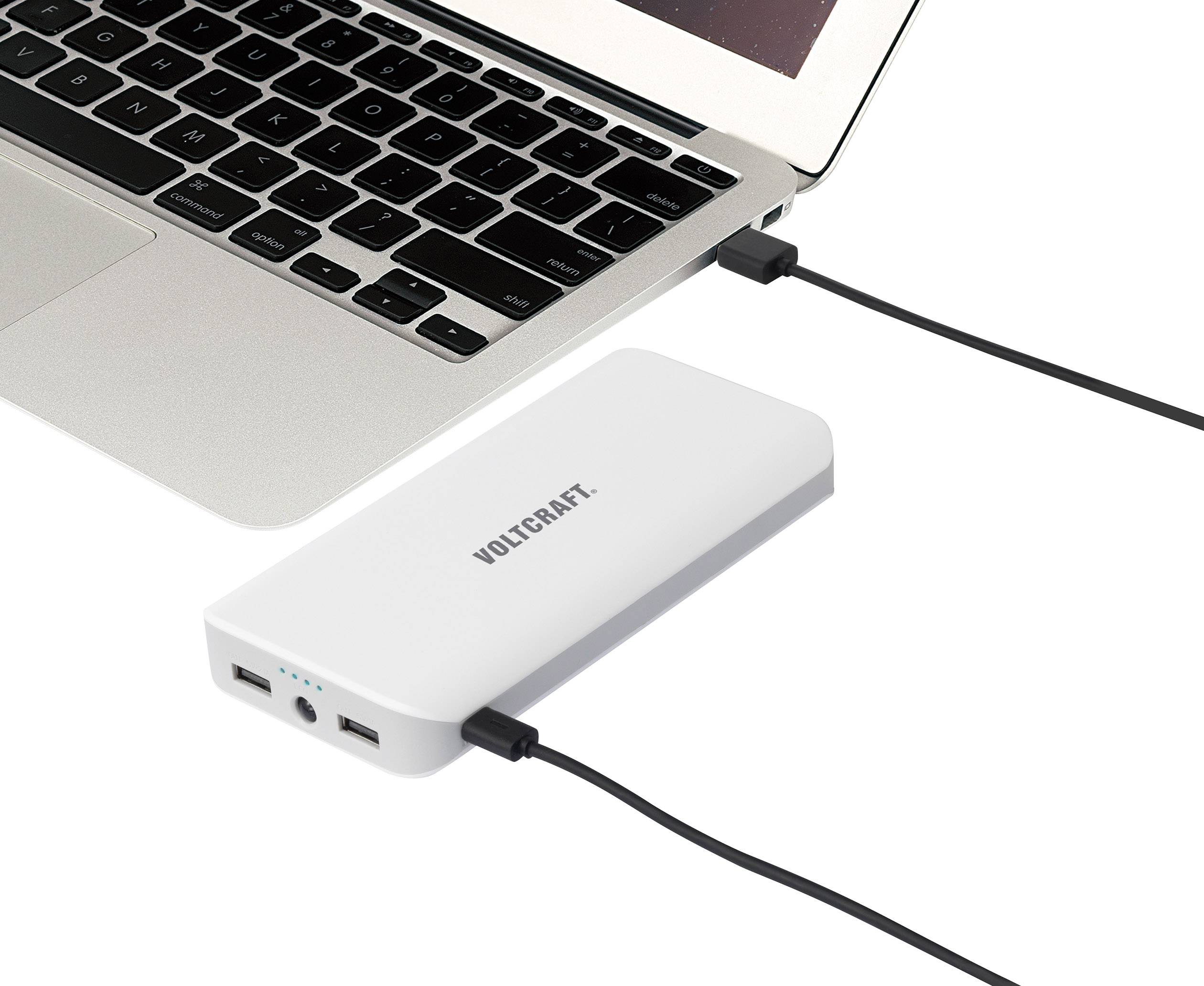 Un chargeur blanc est connecté à un ordinateur portable via un câble USB. Le chargeur est posé sur une surface, l'ordinateur portable étant partiellement visible.