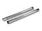 Deux barres métalliques brillantes, argentées, disposées parallèlement sur un fond blanc.
