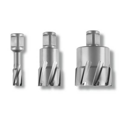 Trois forets-couronnes en argent de différentes tailles, disposés côte à côte sur un fond blanc, montrent leurs dents de coupe pour l'usinage du métal.
