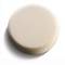 Une tablette ronde de couleur crème à surface lisse, sur fond blanc.