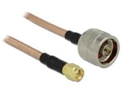Un câble RF avec une fiche N et une fiche SMA. Les deux fiches sont métalliques, le câble est de couleur cuivre.