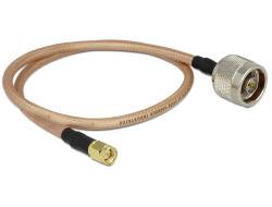Un câble coaxial avec une fiche N et une fiche SMA, généralement utilisé pour connecter des équipements haute fréquence.