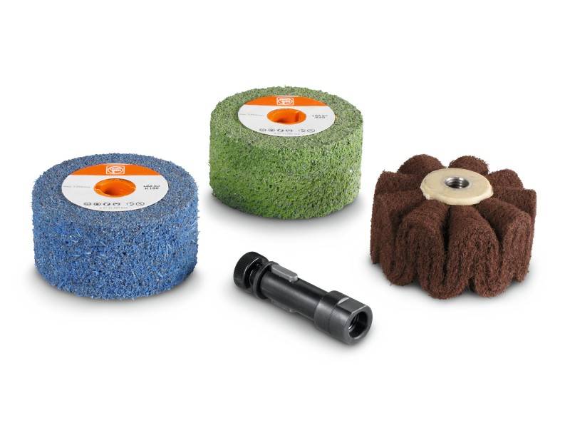 Trois embouts de meulage de différentes formes et couleurs, disposés côte à côte sur une surface blanche.