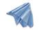 Un chiffon en microfibre bleu, plié, est posé sur une surface blanche. Adapté pour nettoyer des surfaces.
