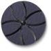 Un cercle noir avec un motif de cinq rayures ondulées qui se rejoignent au centre et donnent une apparence semblable à une fleur.