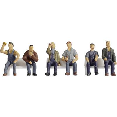 Six petites figurines sont assises sur un banc, certaines tenant des boissons à la main. Elles portent des vêtements décontractés et semblent détendues.