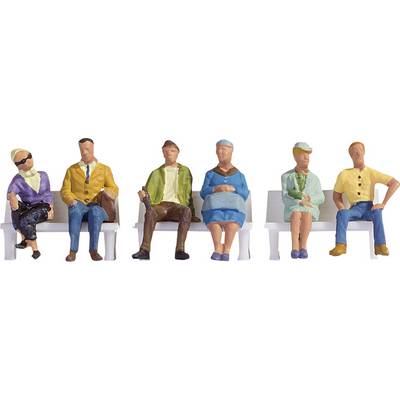 Six figurines miniatures sont assises sur trois bancs blancs. Les figurines portent des vêtements colorés et représentent différentes personnes.