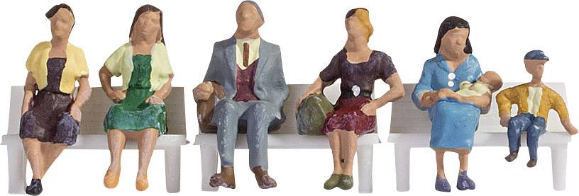 Six petites figurines colorées sont assises sur un banc blanc. Les figurines représentent des personnes de différents âges ; une mère tient un bébé.