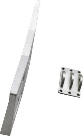 Pièce métallique de construction de fusée avec une base rectangulaire à gauche, et une petite partie de fixation rectangulaire avec trois ouvertures à droite.