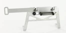 Un dispositif mécanique blanc avec un levier et des engrenages, placé sur un support horizontal, devant un fond blanc.