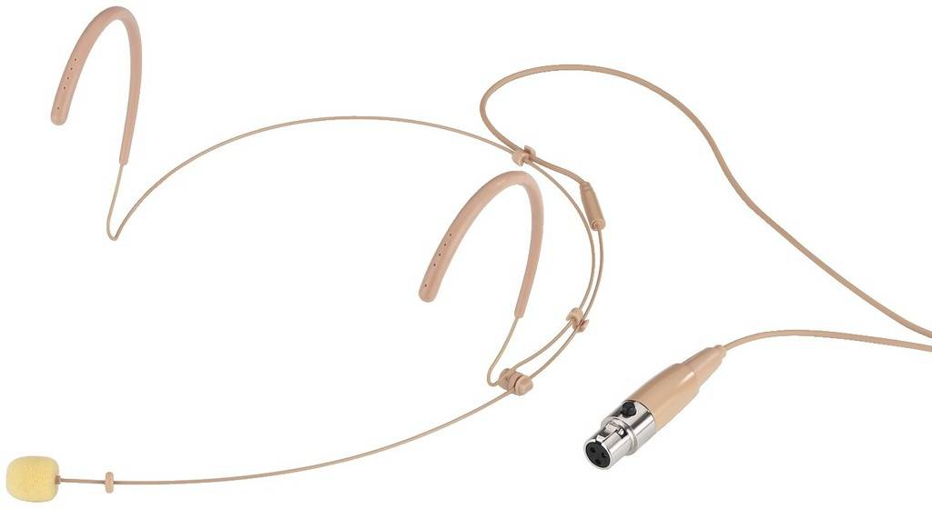 Micro-casque de couleur chair avec écouteurs et connecteur XLR, adapté pour la transmission audio sans fil lors de performances scéniques.